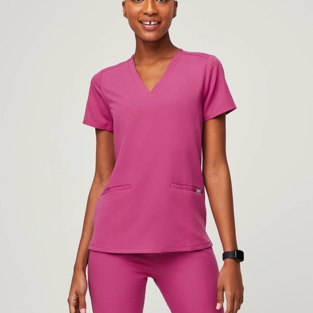 FIGS Women's Casma Three-Pocket Scrub Top